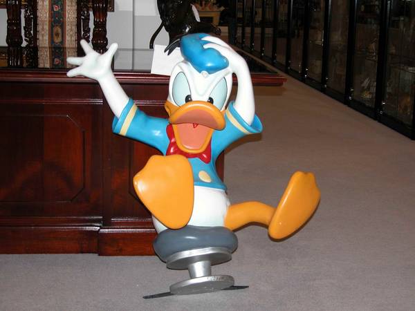 Disney's Donald Duck 36x39x22